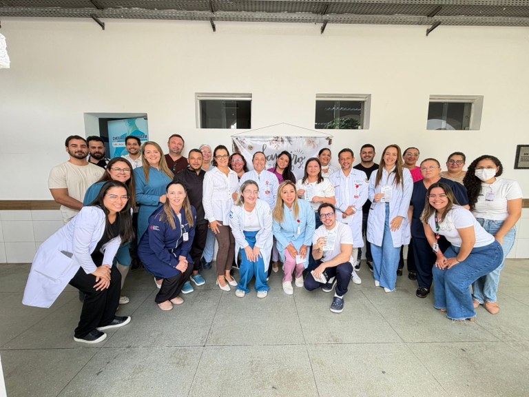 Equipe de colaboradores que participou de uma das ações do Janeiro Branco no Hospital de Patos.jpg