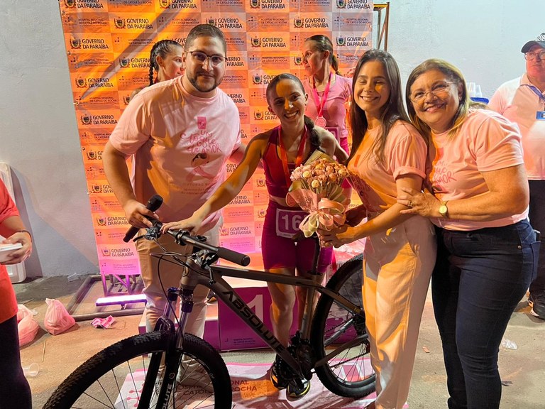 A primeira colocada ganhou uma bicicleta.jpg