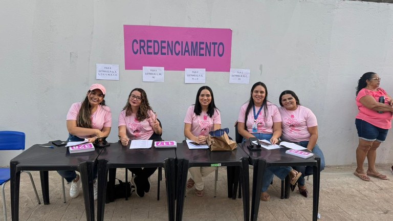 Equipe de entrega das credenciais da corrida.jpg