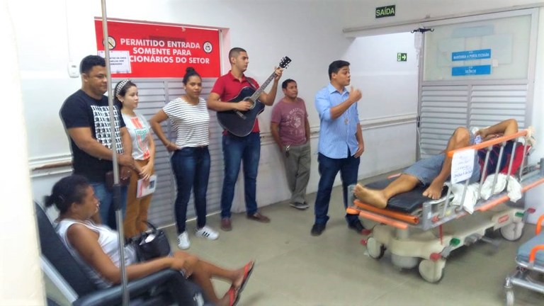 O grupo levou alegria e palavras de fé para os pacientes.jpg O grupo levou alegria e palavras de fé para os pacientes.jpg