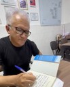 O professor autografou seu livro em nome de toda a equipe do Hospital de Patos.jpeg