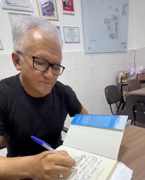 O professor autografou seu livro em nome de toda a equipe do Hospital de Patos.jpeg
