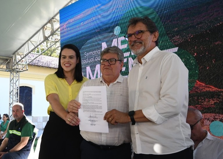 2023.06.11 - A União - Parque da Serra do Teixeira - Etham Barbosa com o Protocolo de Intenções com o governador e Rafaela Camaraense - foto Secom 2023.06.11 - A União - Parque da Serra do Teixeira - Etham Barbosa com o Protocolo de Intenções com o governador e Rafaela Camaraense - foto Secom