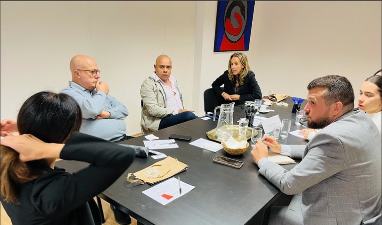 reunião-paris.jpeg reunião-paris.jpeg