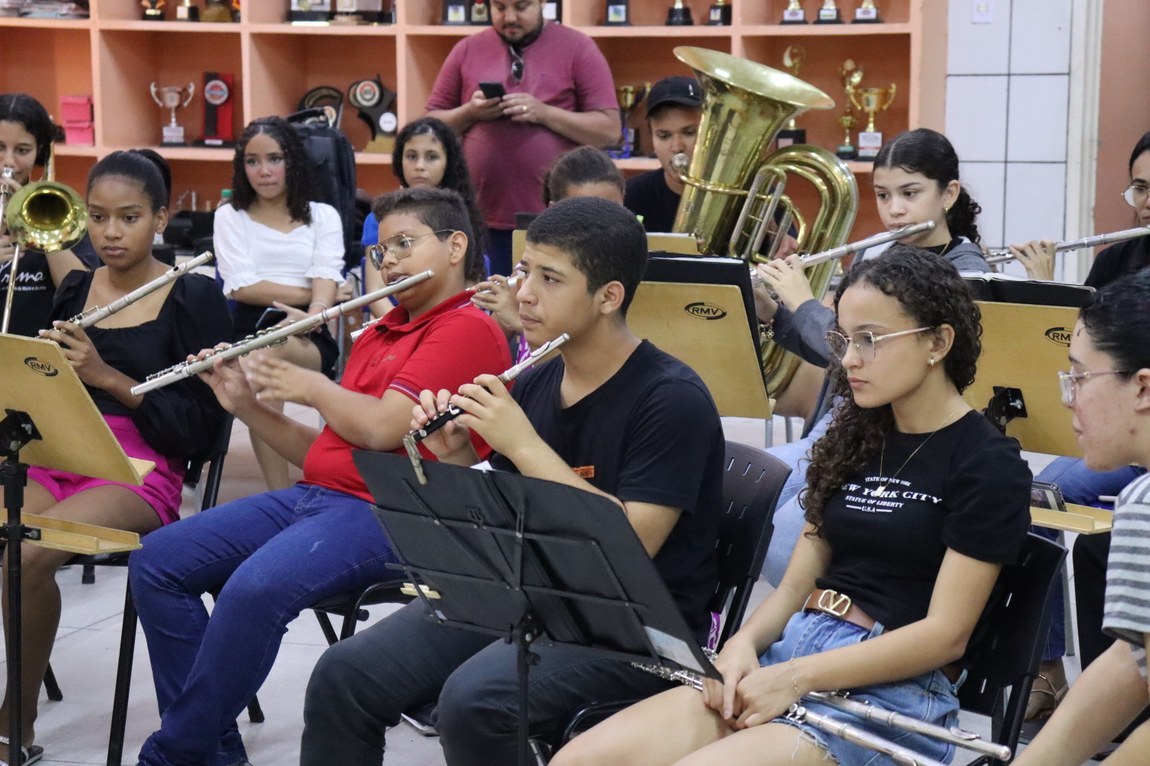 Orquestra do Programa de Inclusão Através da Música e das Artes apresenta ‘Grande Concerto 2025’ com o músico Chico César