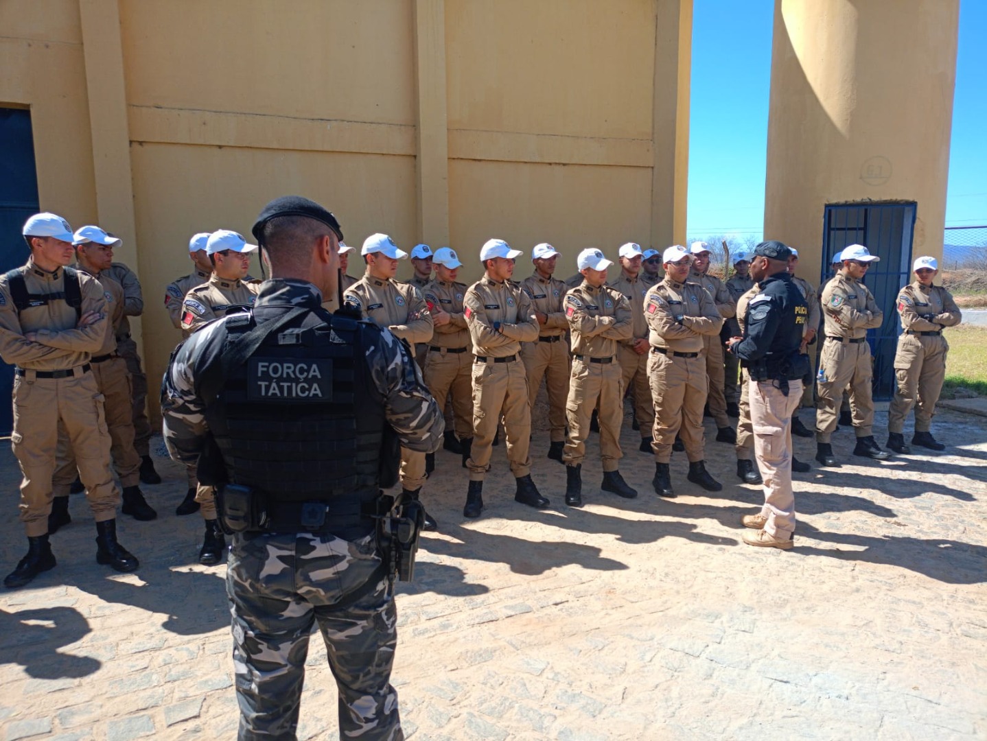 Alunos da Polícia Militar de Cajazeiras visitam o Presídio Padrão_6.jpg