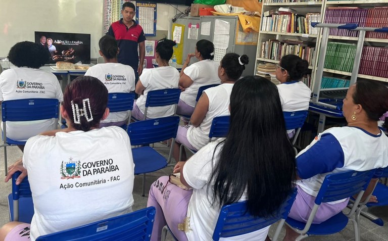 Consagração do pão na Penitenciária Júlia Maranhão_2.jpg