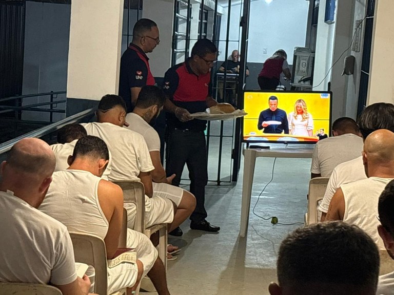 Consagração do pão no presidio Valentina Figueiredo.jpg