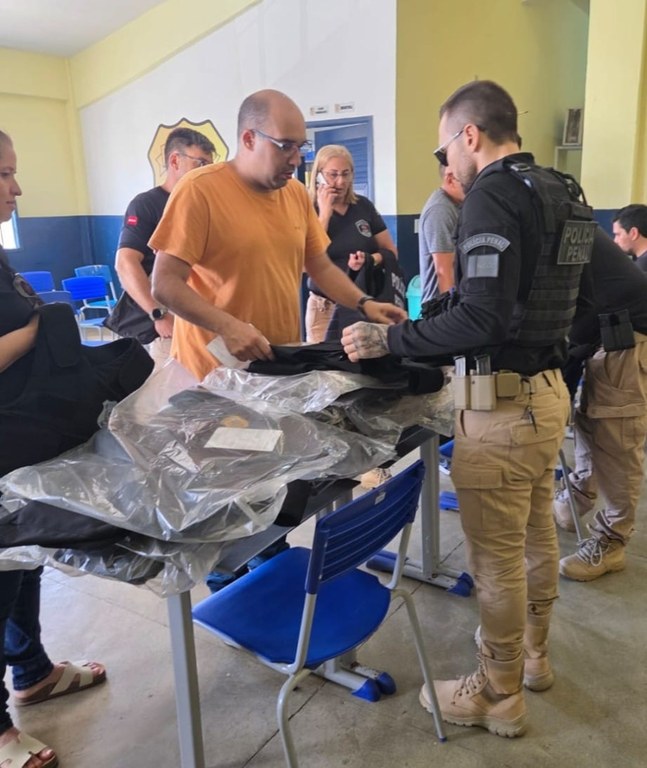 Seap por meio da Gesipe entrega coletes a policiais penais em Campina Grande.jpeg