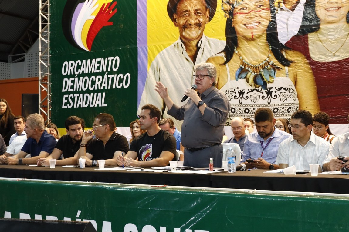 João Azevêdo dialoga com a população no ODE em Riacho dos Cavalos e entrega benefícios para a região