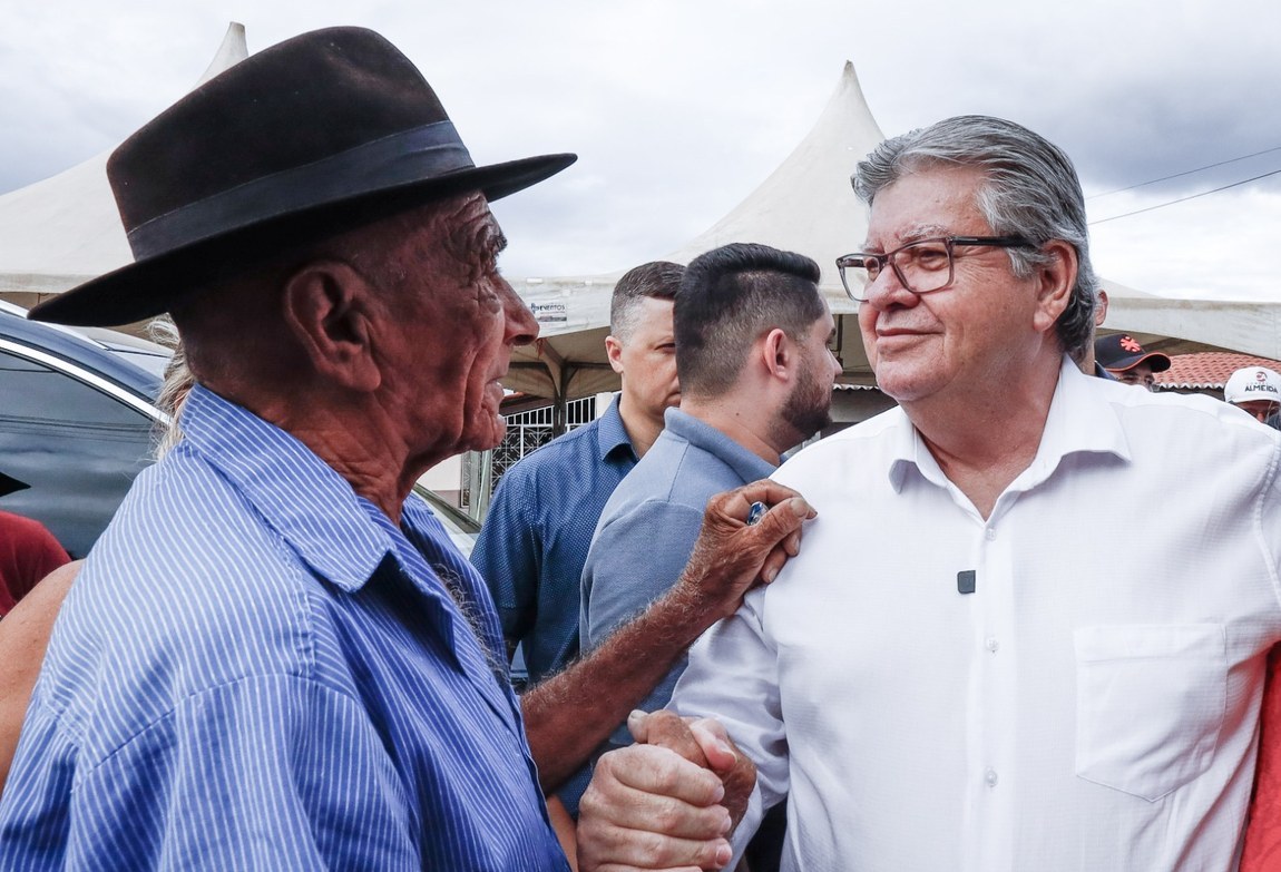 João Azevêdo entrega rodovia em São Bento e travessias urbanas e abastecimento d'água de Riacho dos Cavalos