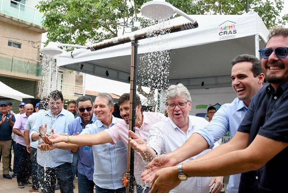 Em Nazarezinho, João Azevêdo inaugura adutora e estrada; investimentos superam R$ 50 milhões