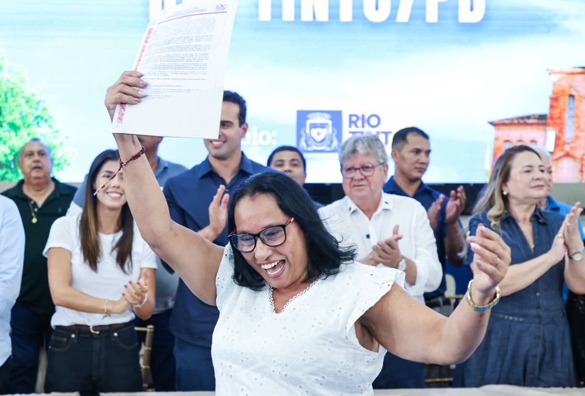 João Azevêdo entrega escrituras a mais 351 famílias e avança no processo de desprivatização de Rio Tinto