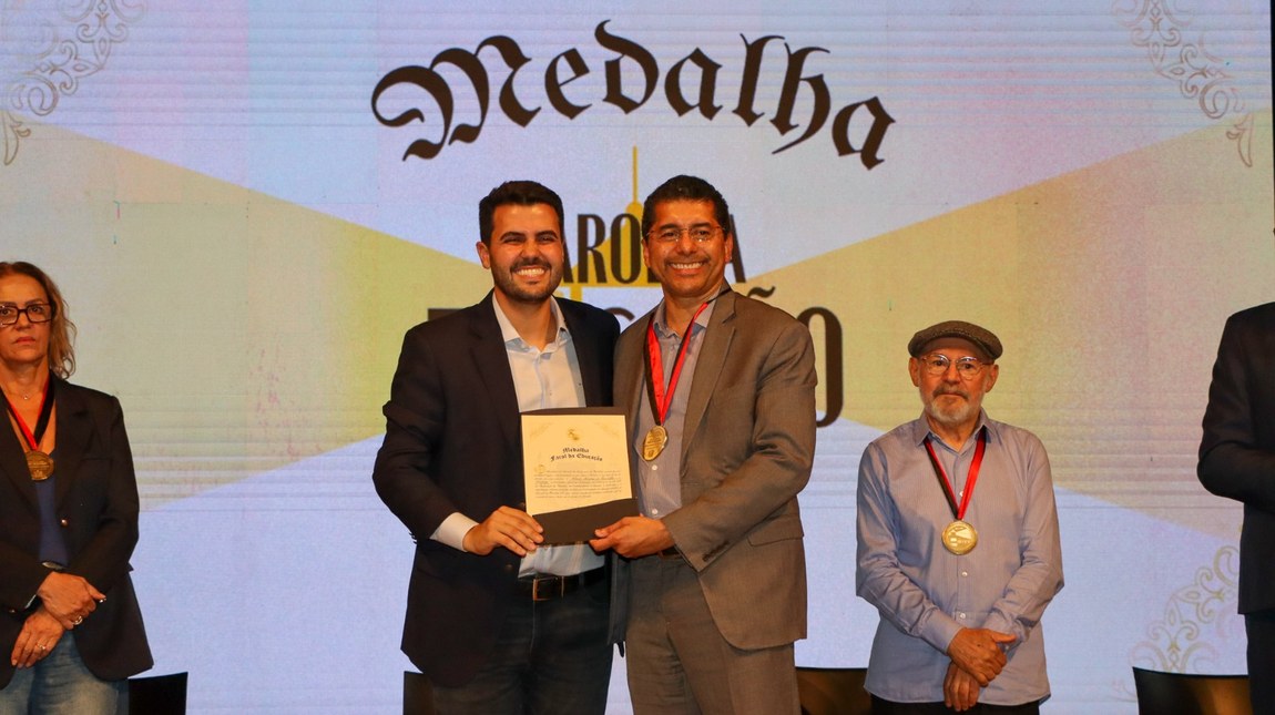 Secretário Gilmar Martins é agraciado com Medalha Farol da Educação pelo fortalecimento do ensino na Paraíba