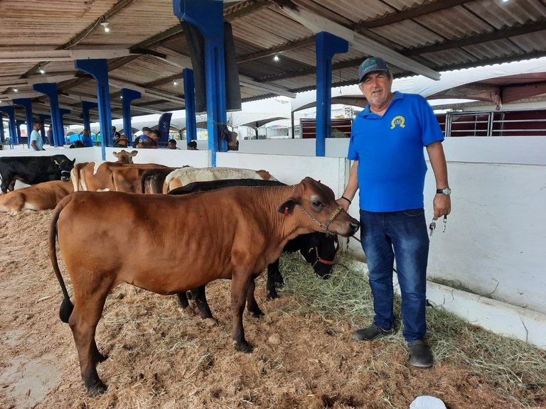 Jaime Moura - criador de minianimais.jpg