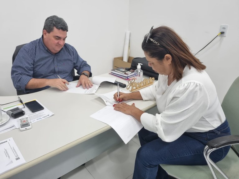 dir pres Aesa Porfírio e prefeita Adelma assim termo de coorperacao (2).jpeg dir pres Aesa Porfírio e prefeita Adelma assim termo de coorperacao (2).jpeg