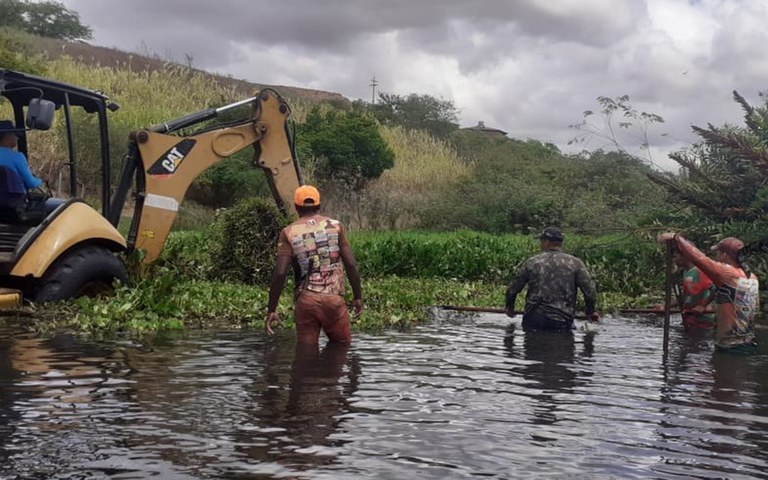 aesa realiza limpeza da calha do rio paraiba 1.jpg