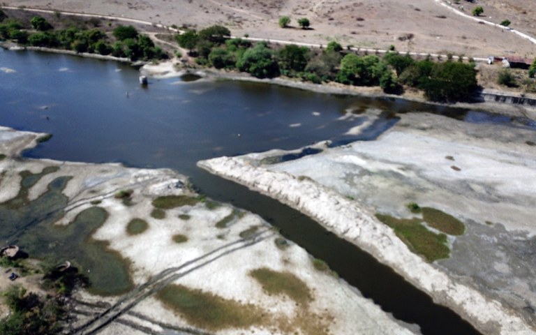 aesa realiza limpeza da calha do rio paraiba (3).jpeg