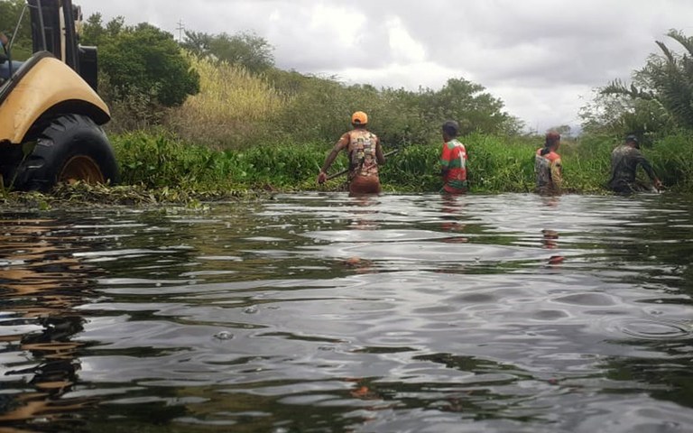aesa realiza limpeza da calha do rio paraiba 5.jpg