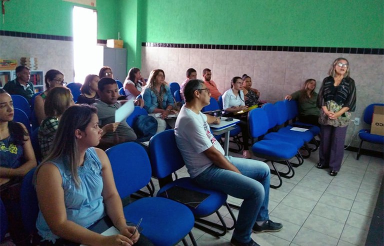 agevisa capacita professores e gestores escolares no combate ao fumo (6).jpg