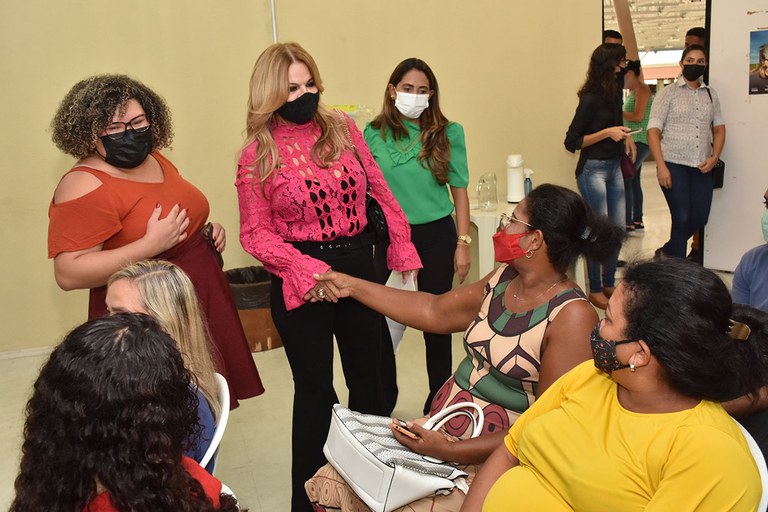 Primeira-dama entrega alimentos arrecadados durante o 33 Salão de Artesanato (1).JPG