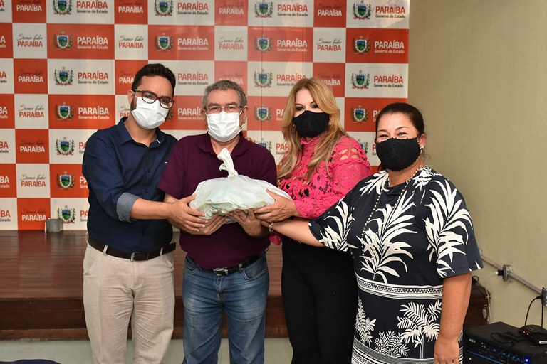 Primeira-dama entrega alimentos arrecadados durante o 33 Salão de Artesanato (10).JPG