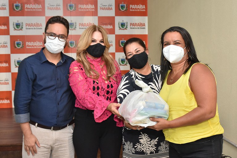 Primeira-dama entrega alimentos arrecadados durante o 33 Salão de Artesanato (12).JPG