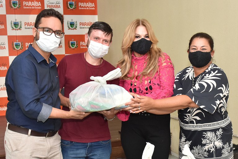 Primeira-dama entrega alimentos arrecadados durante o 33 Salão de Artesanato (7).JPG
