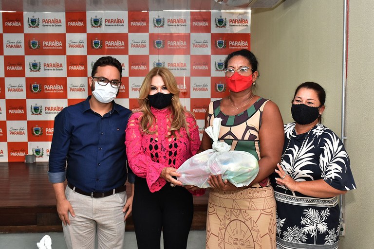 Primeira-dama entrega alimentos arrecadados durante o 33 Salão de Artesanato (9).JPG
