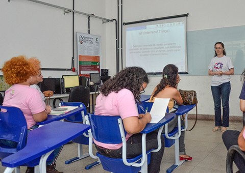 see-alunas-da-rede-estadual-participam-de-meninas-na-exatas-engenharia-e-computacao-no-IF-4.jpg