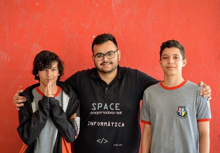 Alunos e professor.jpeg Alunos e professor.jpeg