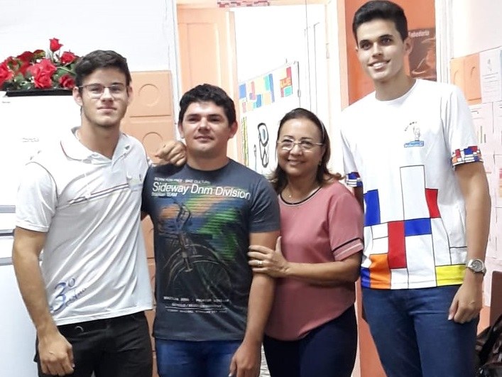 medalhistas com equipe da escola.jpeg medalhistas com equipe da escola.jpeg