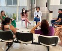 A psicóloga, Amanda Maia, e a fisioterapeuta, Taisa Almeida coordenam esse momento.jpg