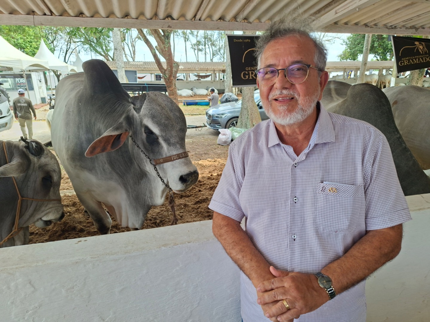 Fernando Di Lorenzo com o boi Golias Foto II.jpg