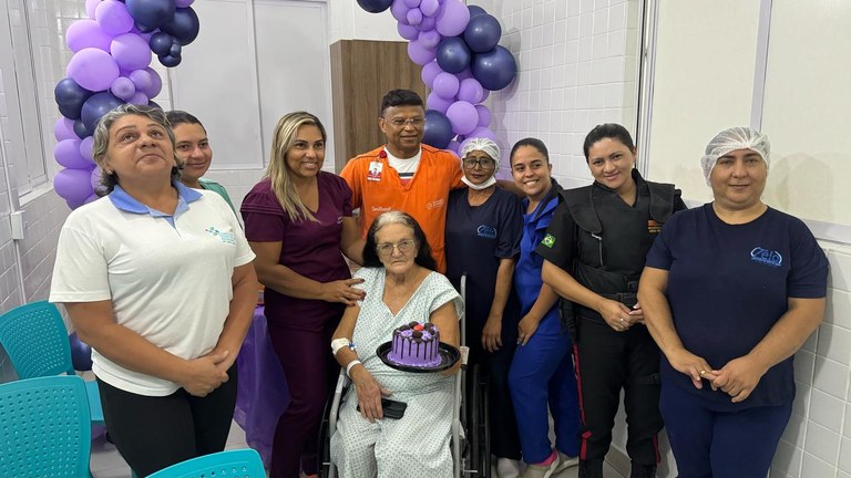 A paciente aniversariante e a equipe do hospital que organizou a comemoração.jpg