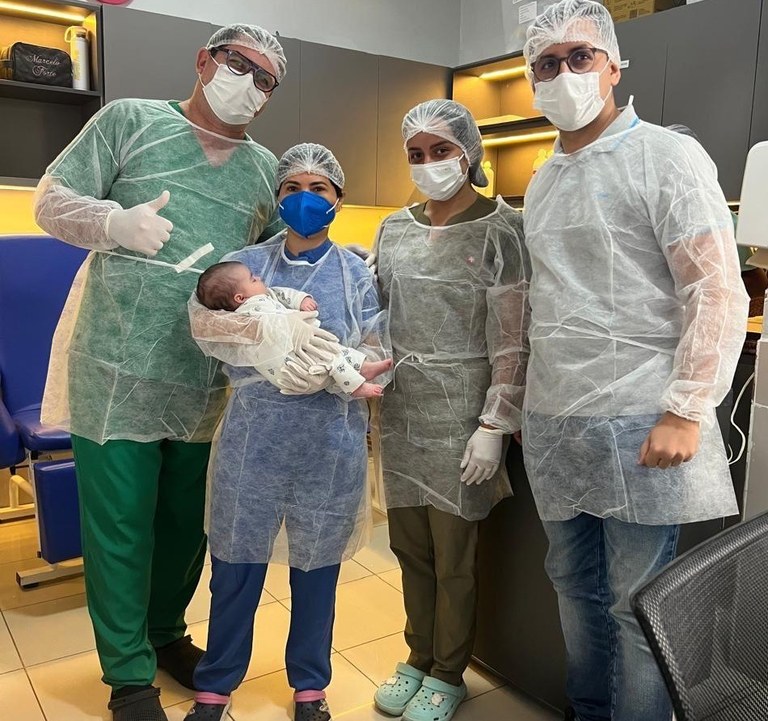 Equipe de Pediatria com um dos bebês que tiveram alta nesta segunda-feira (16).jpg