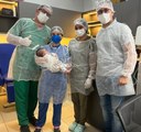 Equipe de Pediatria com um dos bebês que tiveram alta nesta segunda-feira (16).jpg