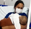 Vitória Luany, mãe do bebê de cinco meses, elogiou serviço do Hospital de Catolé.jpg