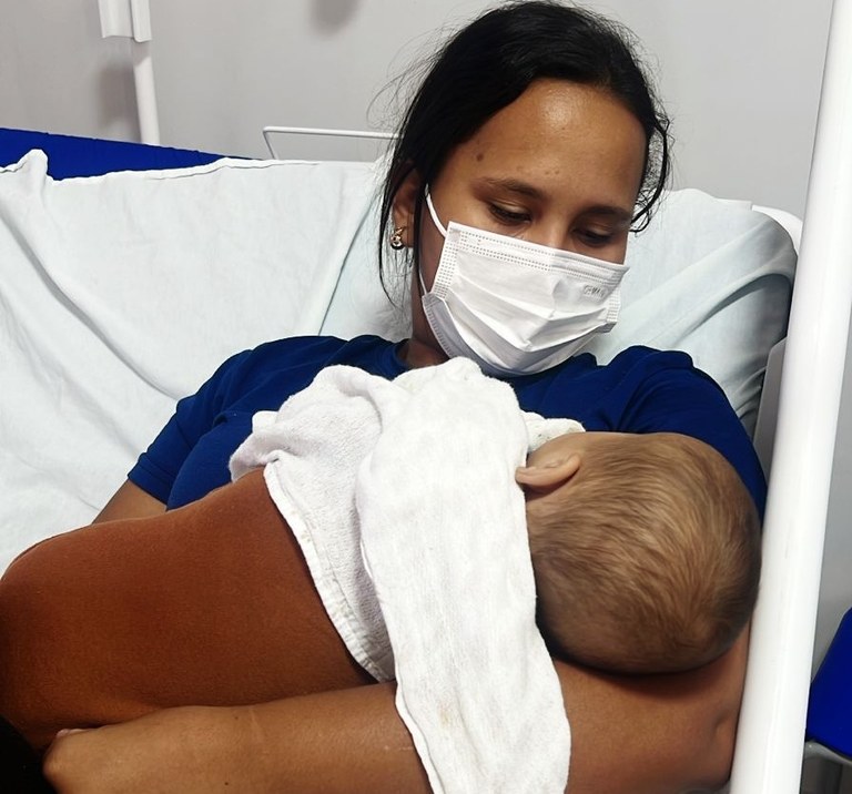 Vitória Luany, mãe do bebê de cinco meses, elogiou serviço do Hospital de Catolé.jpg