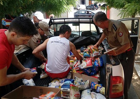 bombeiro-entrega-alimentos-em-cajazeiras-1.jpg