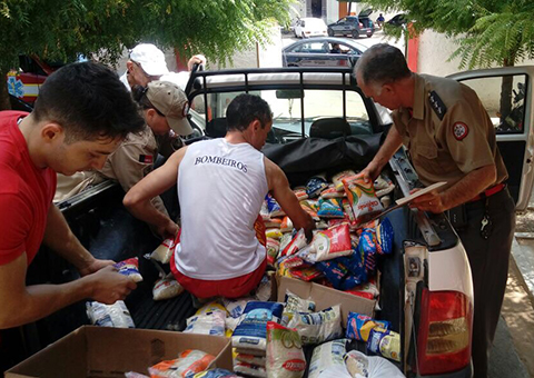 bombeiro-entrega-alimentos-em-cajazeiras-1.jpg