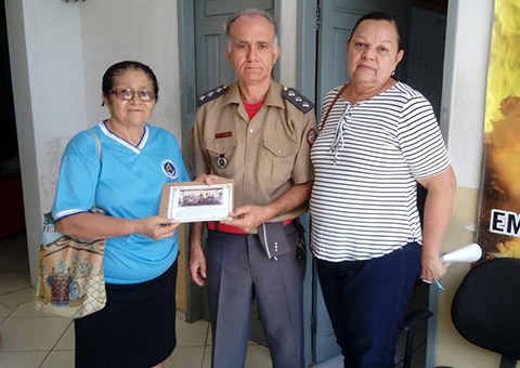 bombeiro-entrega-alimentos-em-cajazeiras-2.jpg