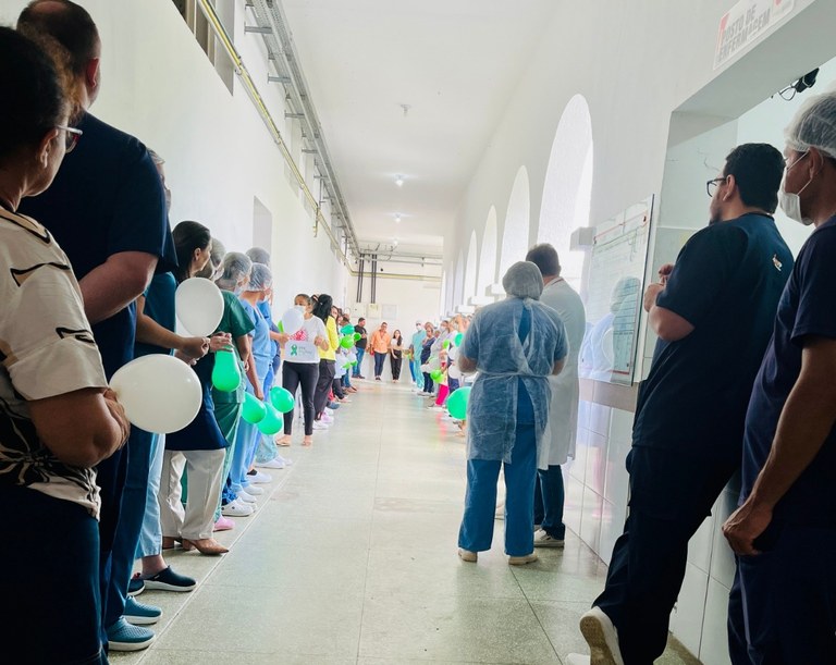 Funcionários do Hospital de Patos fizeram um cortejo em homenagem à doadora e seus familiares.jpeg