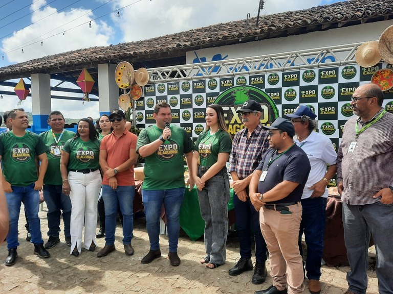Prefeito Alírio Filho e demais autoridades na abertura oficial.jpg