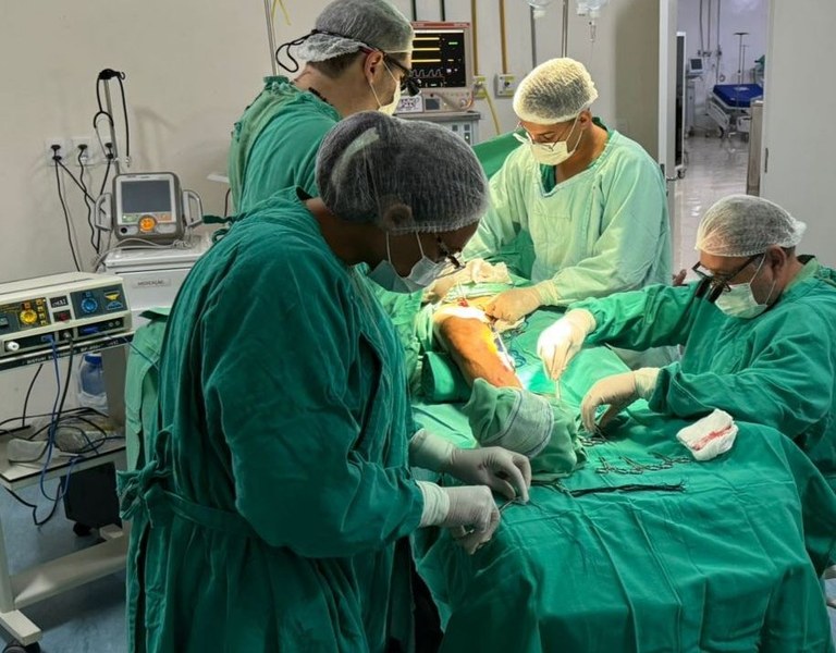 A cirurgia de Bypass realizada no Hospital de Patos demorou quatro horas para ser concluída e contou com equipe reforçada.jpg