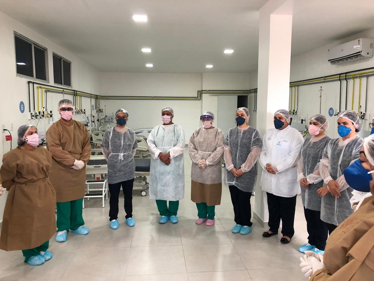 Antes da abertura dos novos leitos, profissionais do isolamento rezaram um Pai Nosso.jpeg
