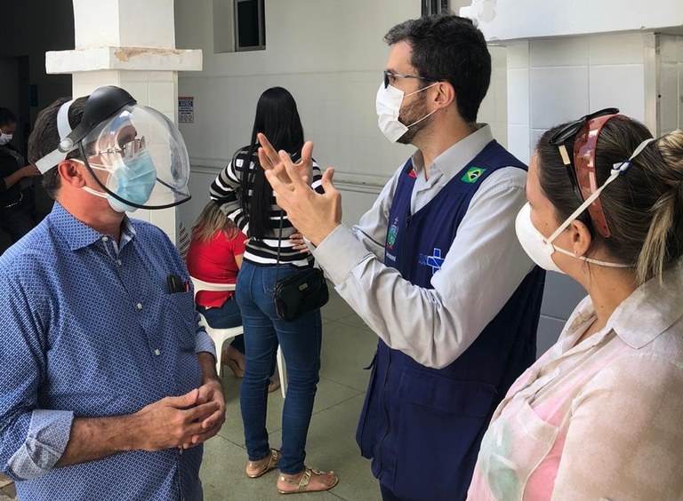 O secretário Daniel, em conversa com o médico Augusto Márcio e a diretora Liliane Sena.jpeg O secretário Daniel, em conversa com o médico Augusto Márcio e a diretora Liliane Sena.jpeg