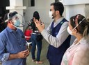 O secretário Daniel, em conversa com o médico Augusto Márcio e a diretora Liliane Sena.jpeg