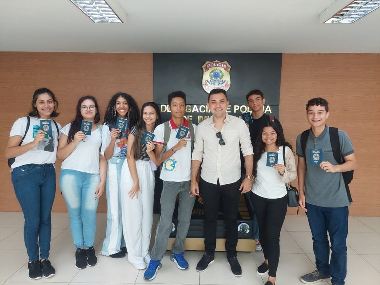 Estudantes com passaporte (2).jpeg
