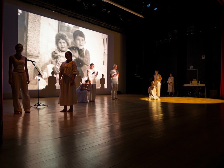 Grupo TRanÇa_Canto em Além Mar na Paraíba (1).jpg